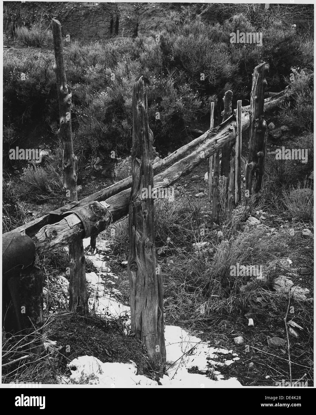Im Taos County, New Mexico, werden Bewässerungsrinnen, die Wasser über Arroyos transportieren, oft durch saisonale Bedingungen ausgewaschen. Stockfoto