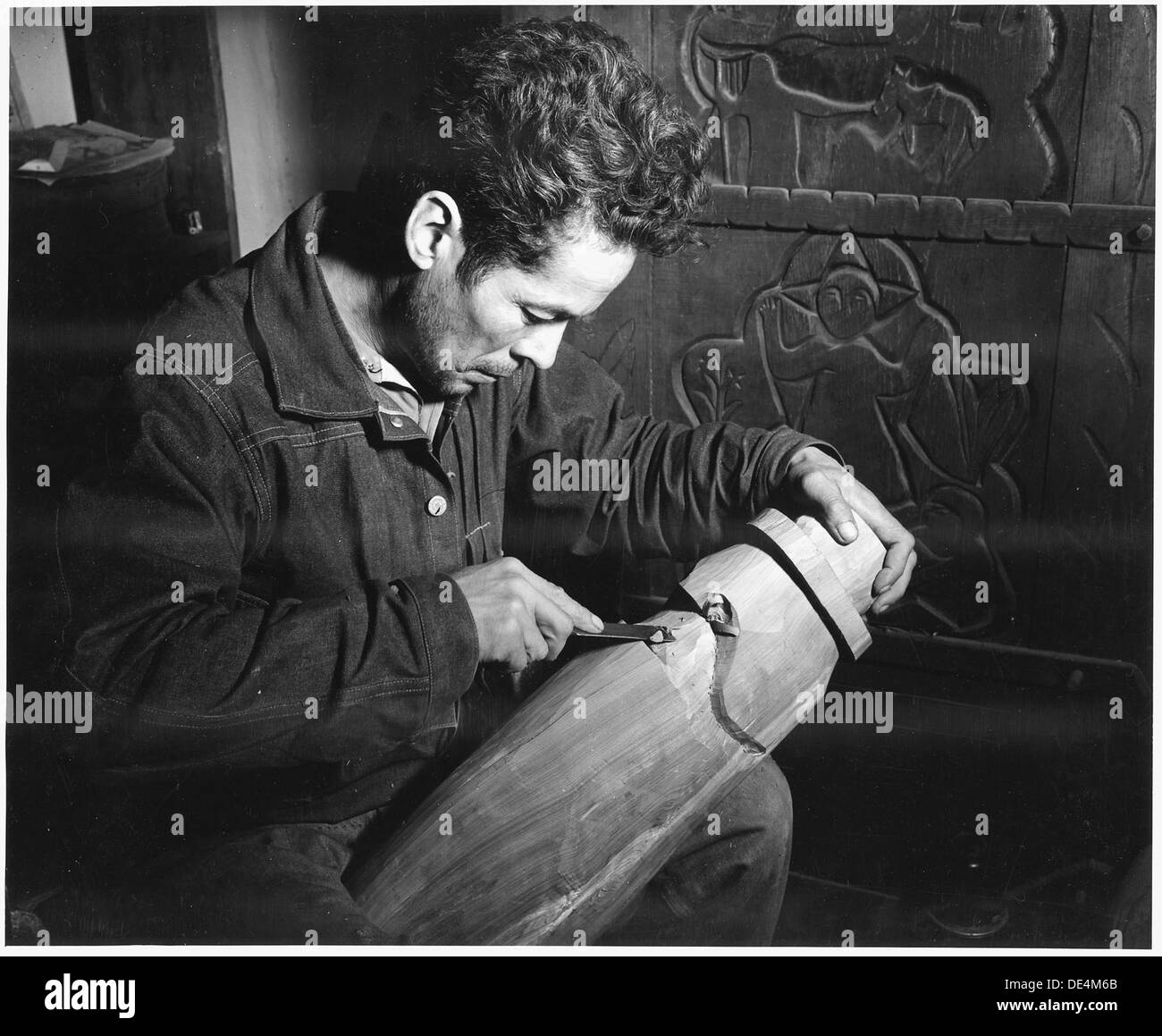 Patrocina Barela, eine einheimische Holzschnitzerin aus Taos County, New Mexico, ist bekannt für ihre Kunstfertigkeit in der Holzschnitzerei, nachdem sie ihre Arbeiten auf der New York World's Fair ausgestellt hat. Stockfoto