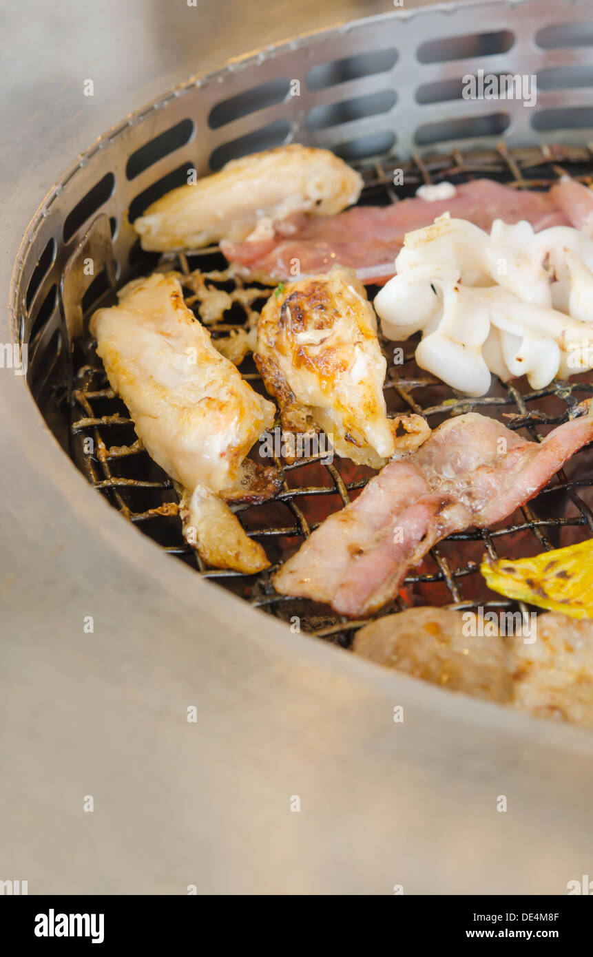 Gegrilltes Schweinefleisch, Huhn und Meeresfrüchten mischen Stockfoto