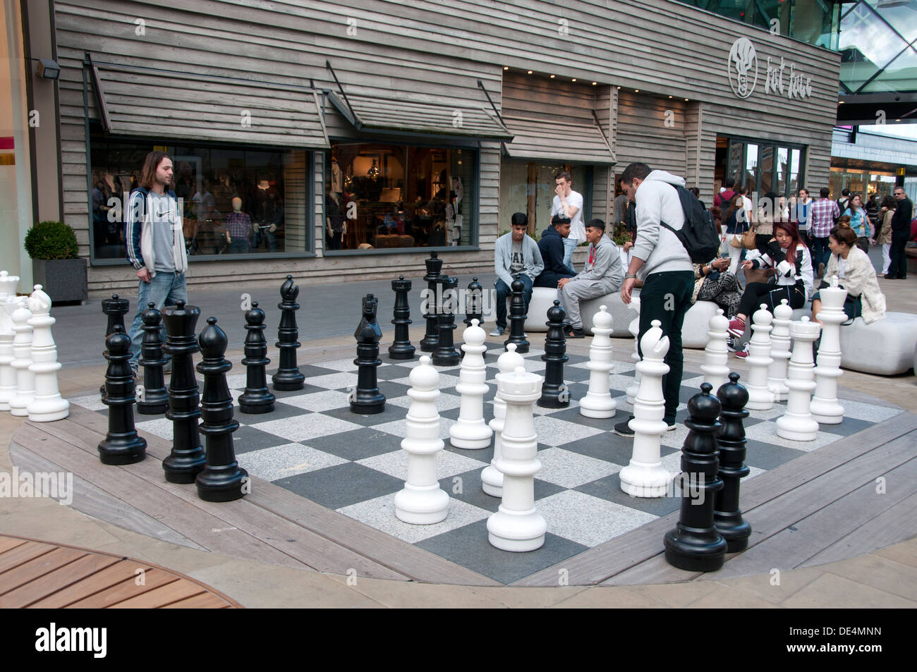 Stratford. Westfield Shopping Centre. Spielt Schach mit riesigen Stücken. Stockfoto