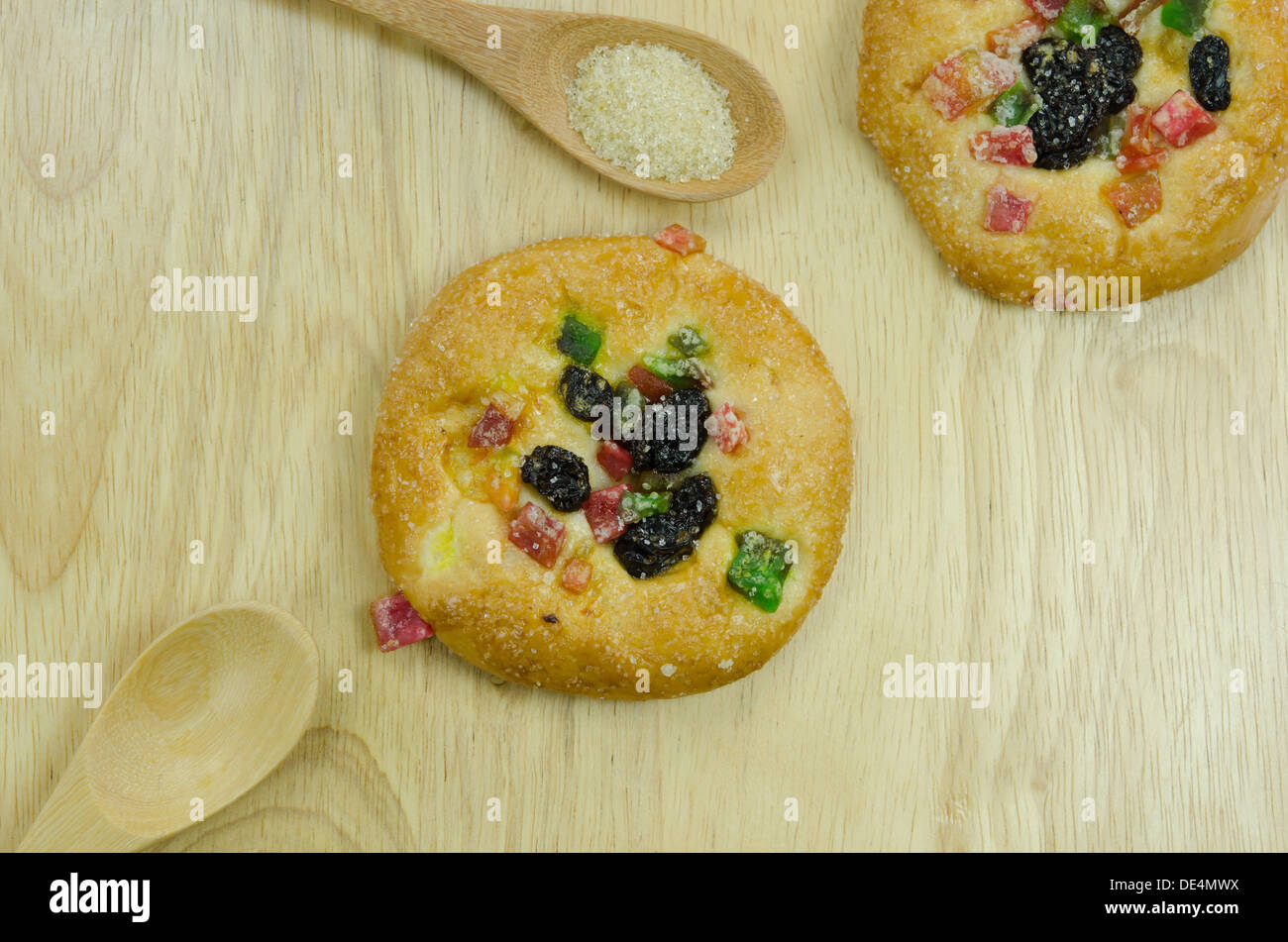 Draufsicht süßes Brot mit Rosinen und getrocknete Früchte und Löffel Zucker auf hölzernen Hintergrund Stockfoto