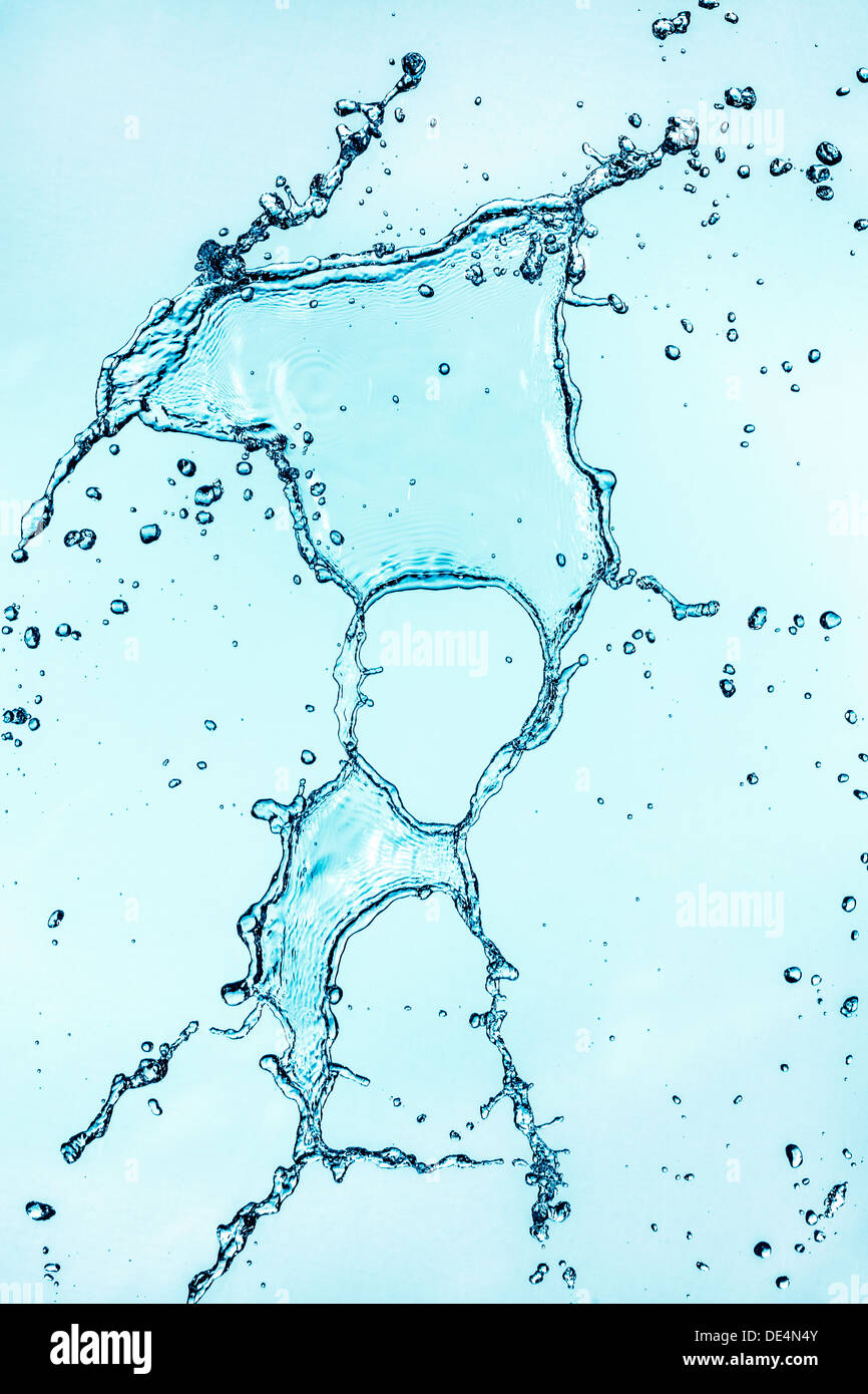 Abstrakte Spritzwasser auf blauem Hintergrund. Stockfoto