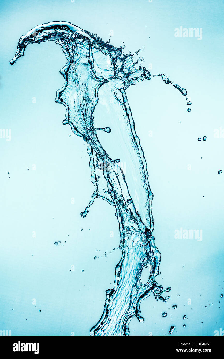 Abstrakte Spritzwasser auf blauem Hintergrund. Stockfoto