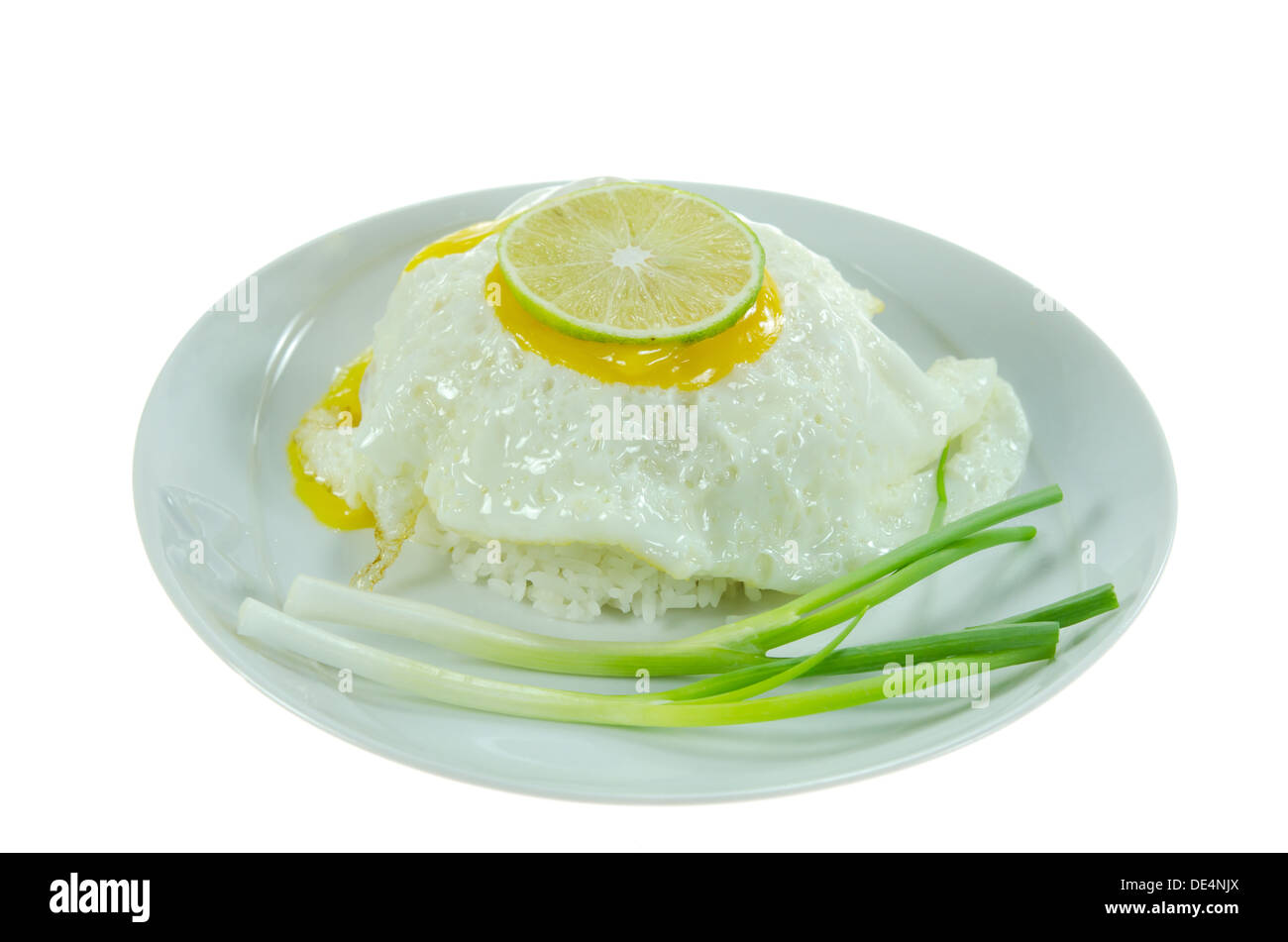gedünstetem Reis und Spiegelei mit frischem Gemüse auf Teller auf weißem Hintergrund Stockfoto