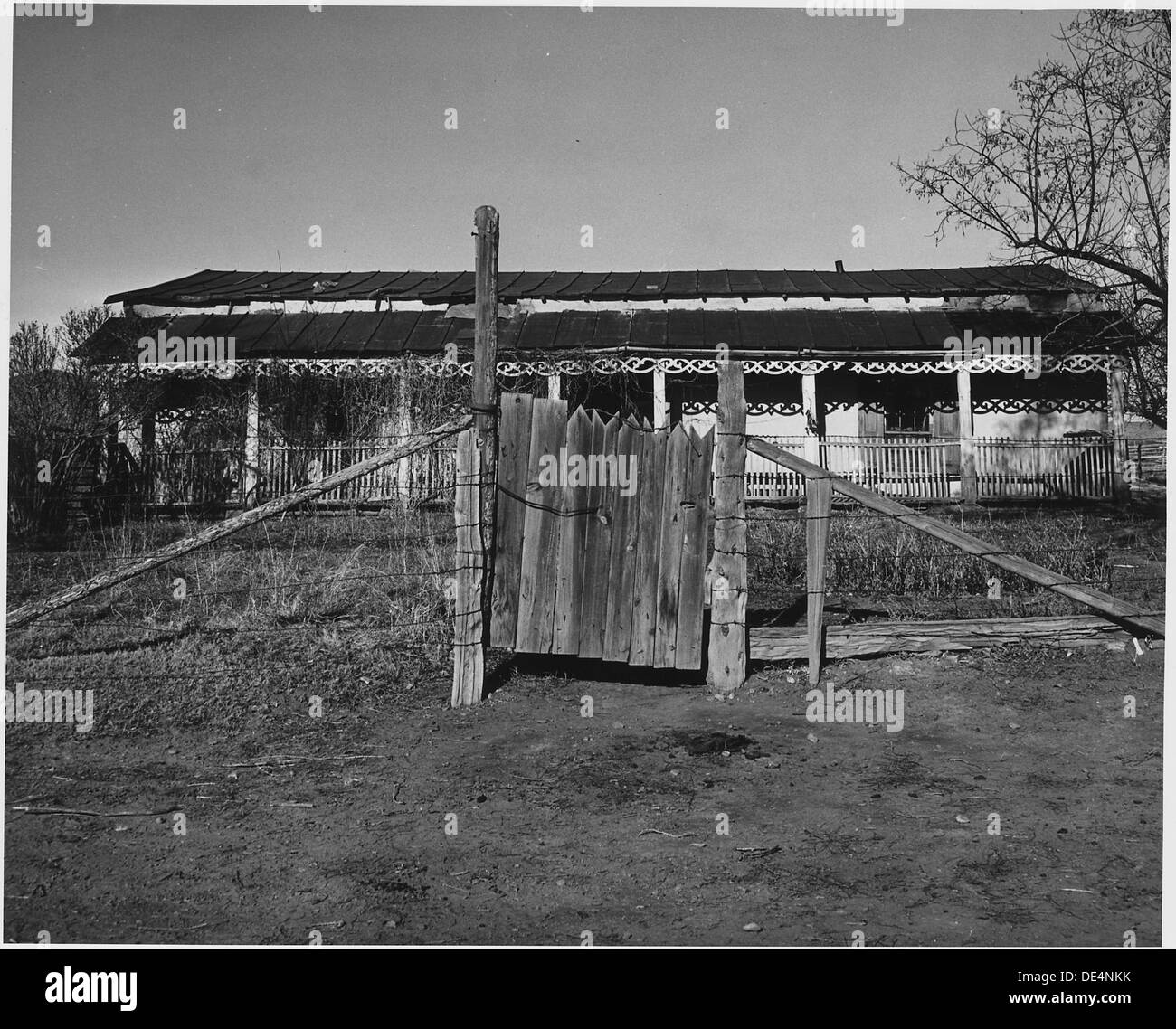 Dieses Foto zeigt ein altes Haus in Ranchitos, Taos County, New Mexico. Es bietet einen Einblick in den ländlichen architektonischen Stil der Region und zeigt die historischen Wohnhäuser der Region. Stockfoto