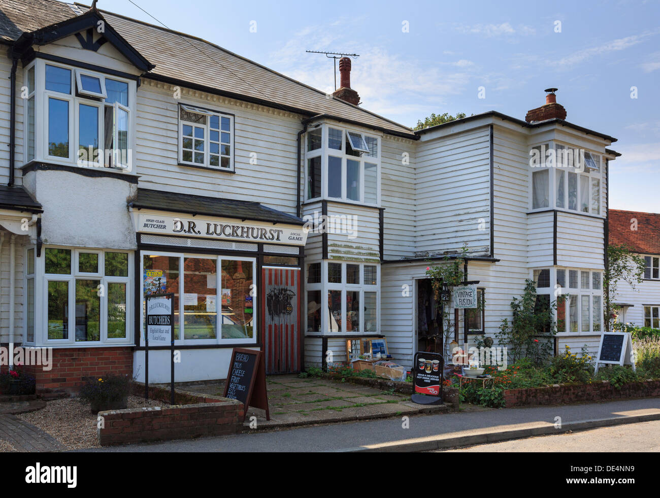 Traditionelle Metzgerei im weißen Kentish Schindeln Gebäude im Dorf Smarden, Kent, England, UK, Großbritannien Stockfoto