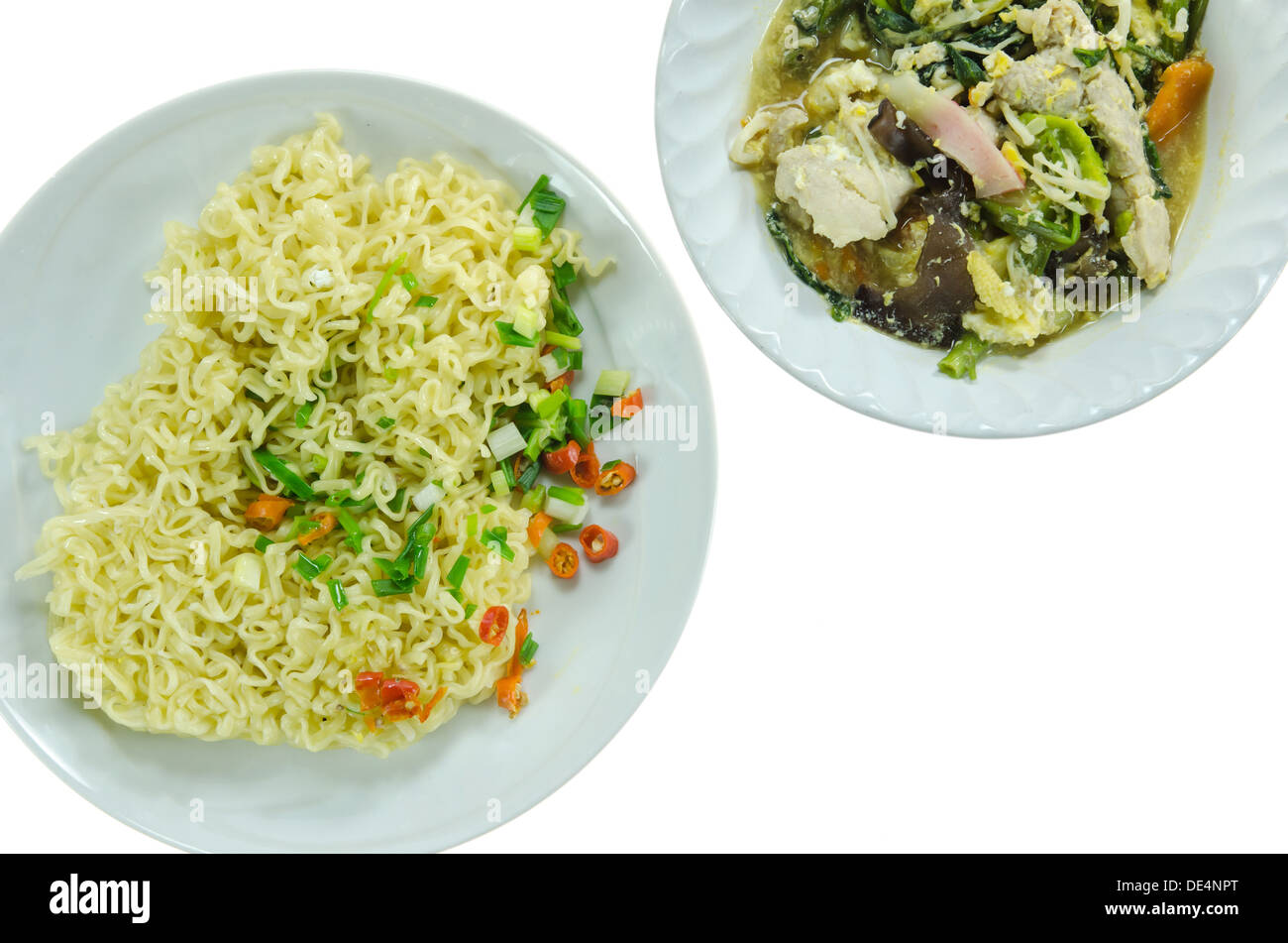 Ansicht von oben gekocht instant-Nudeln auf weiße Schale und Suppe mit Schweinefleisch, Gemüse in Schüssel mischen, auf weißem Hintergrund Stockfoto