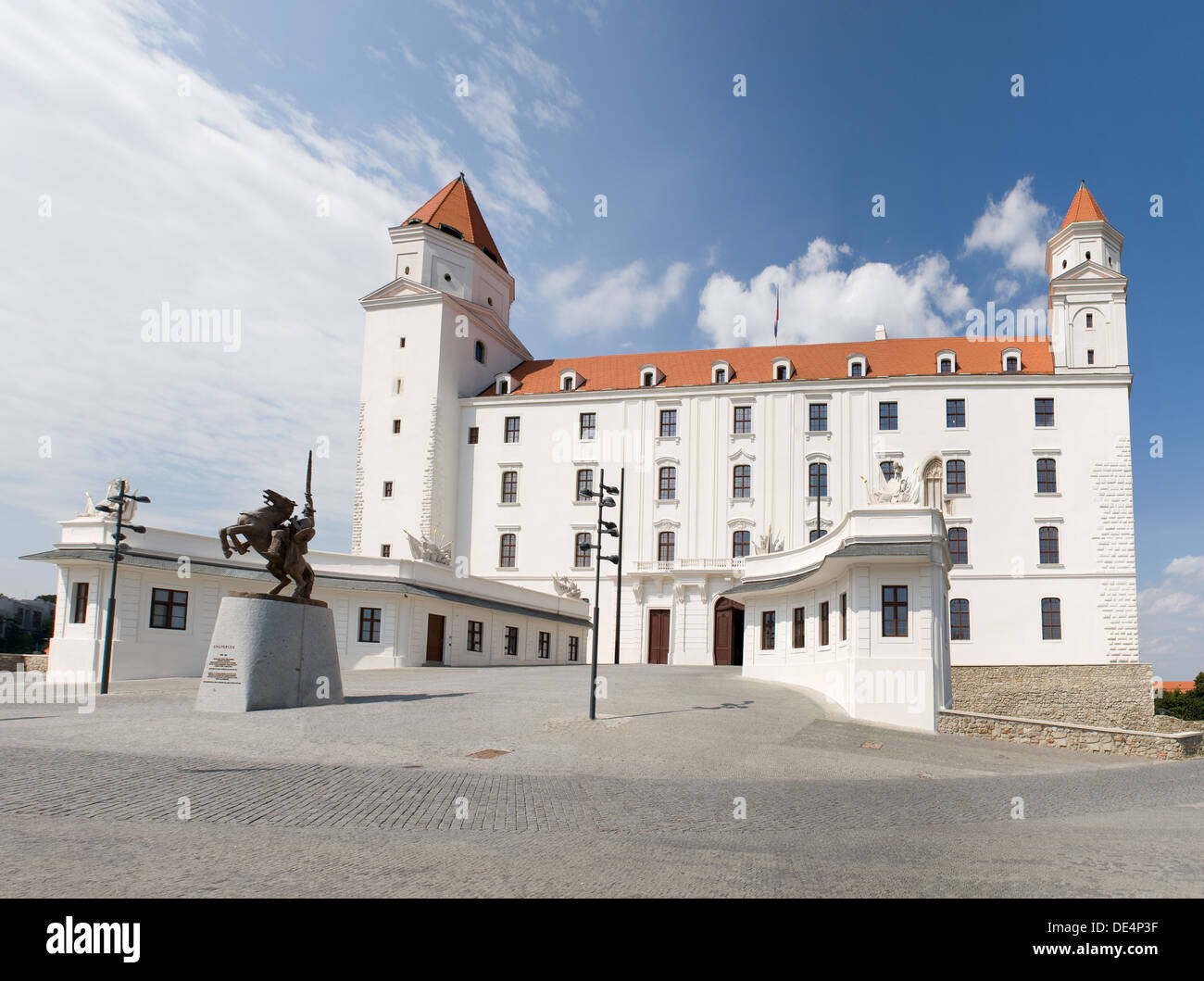 Burg von Bratislava mit Statue von König Svatopluk, Slowakei Stockfoto