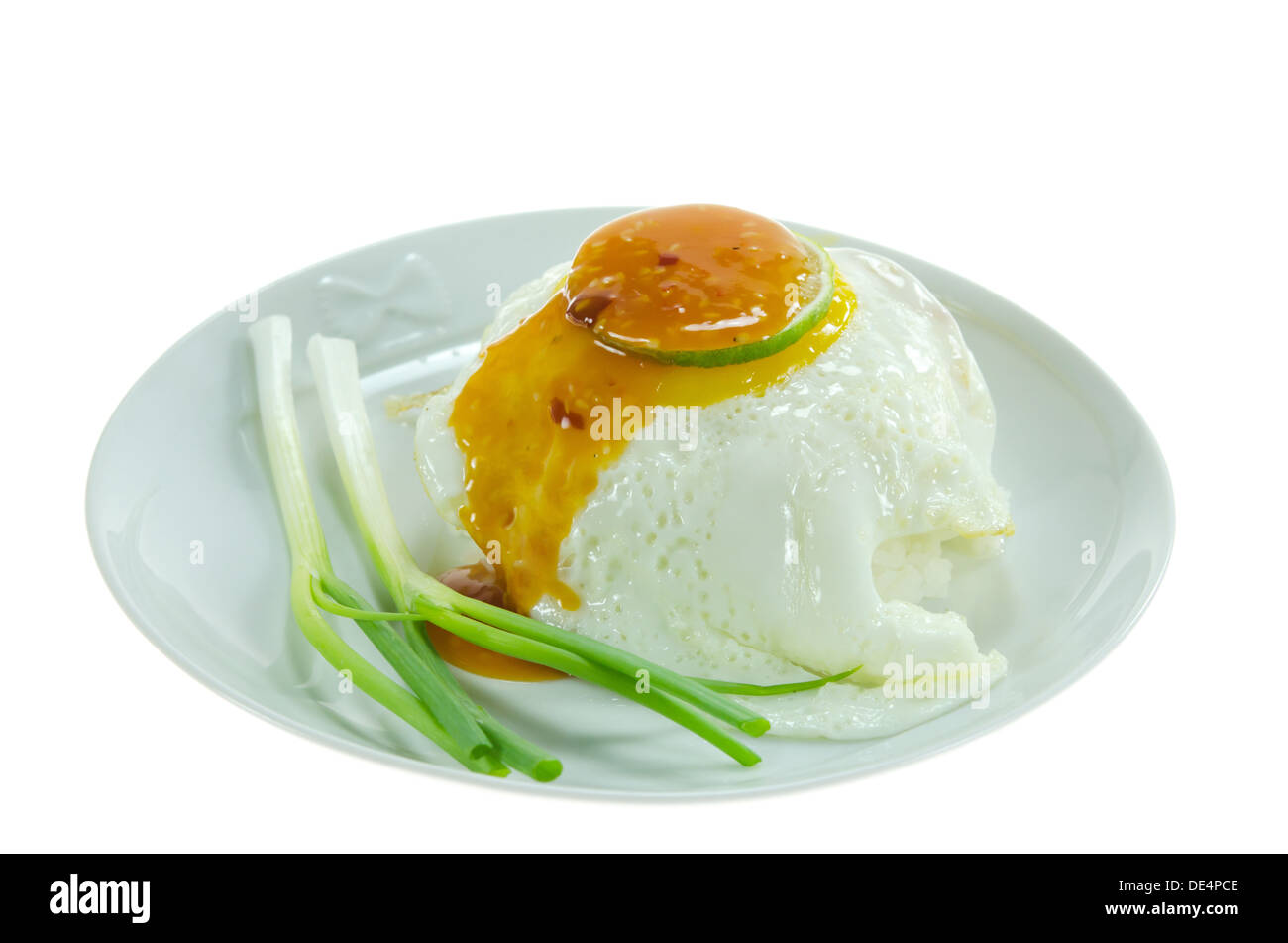 gedämpfter Reis und Spiegelei mit frischem Gemüse und Chili-Sauce auf Teller auf weißem Hintergrund Stockfoto