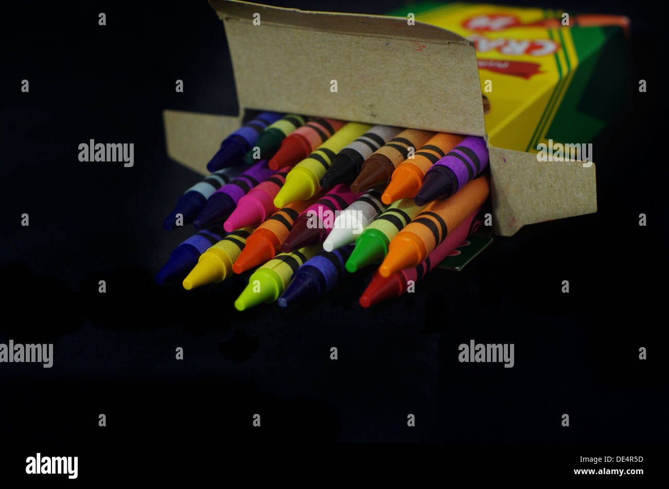 Eine Schachtel mit Buntstiften darstellen neue Anfänge eines Schuljahres Stockfoto
