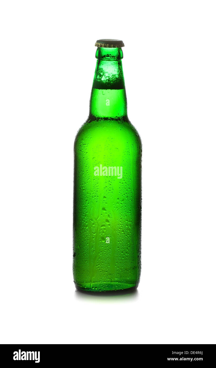 Bier in einer grünen Flasche isoliert auf einem weißen Hintergrund. Clipping-Pfad Stockfoto