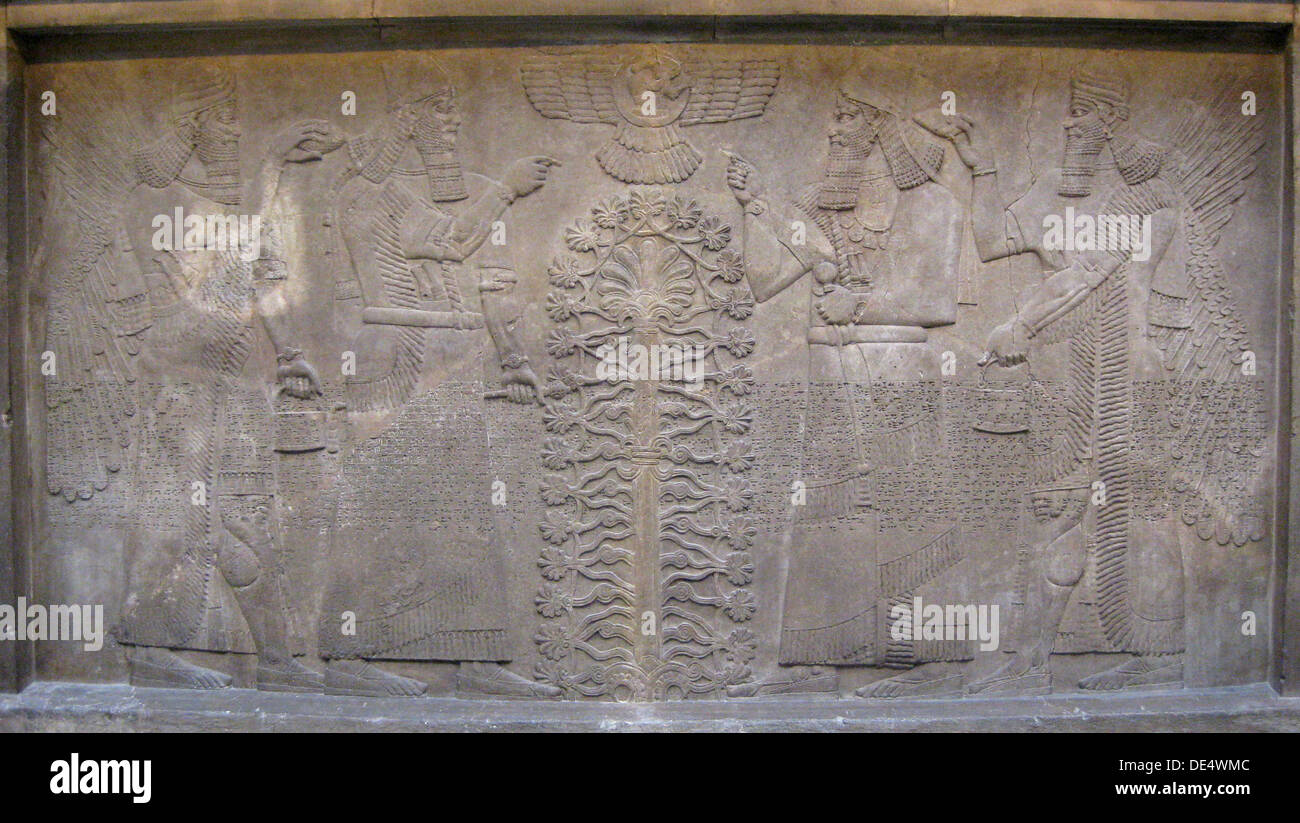 Relief mit zwei Figuren von Assurnasirpal, geflügelte mythologische Wesen und der Gott Assur, bevor der Baum des Lebens, 885-860 BC. Artist: Assyrische Kunst Stockfoto