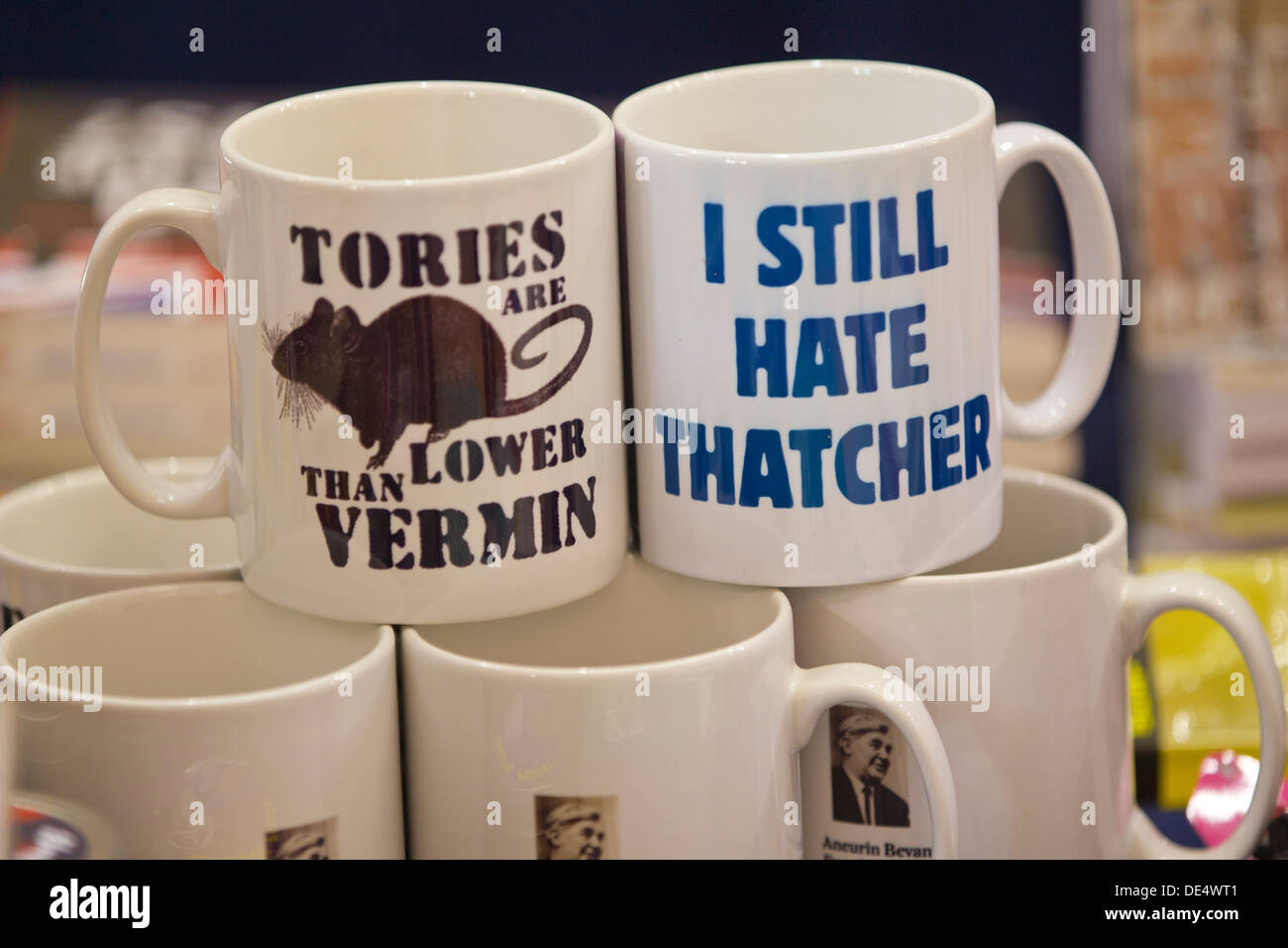 Anti-Margaret Thatcher und der konservativen Partei waren verkauft auf dem TUC Congress, BIC in Bournemouth, England, UK Stockfoto