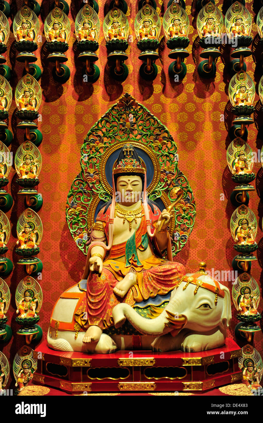 Buddhistische Artefakte in The Buddha Tooth Relic Temple und Museum (Singapur) Stockfoto
