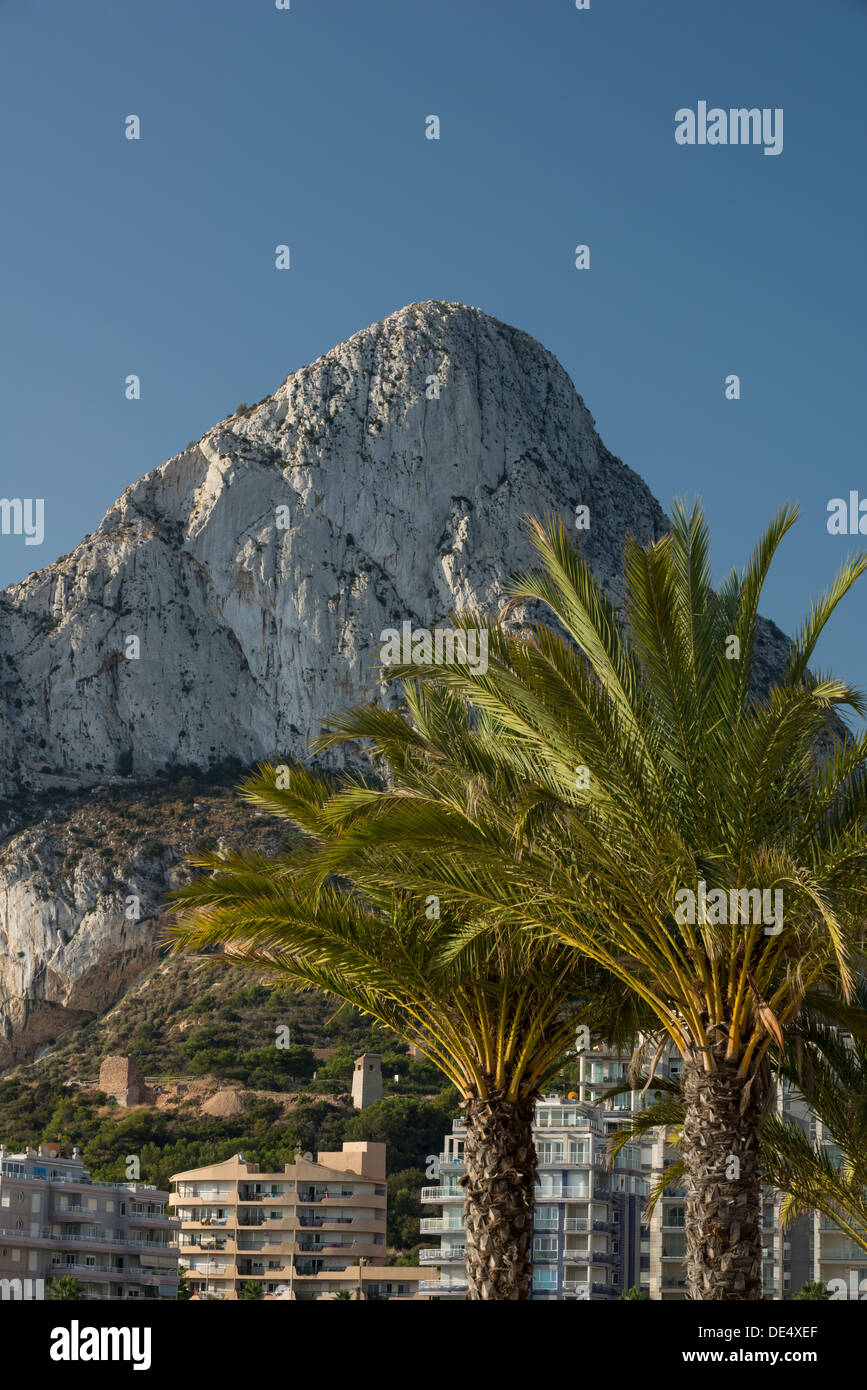 Peñon de Ifach vom Levante Strand, Calpe, Provinz Alicante, Spanien Stockfoto