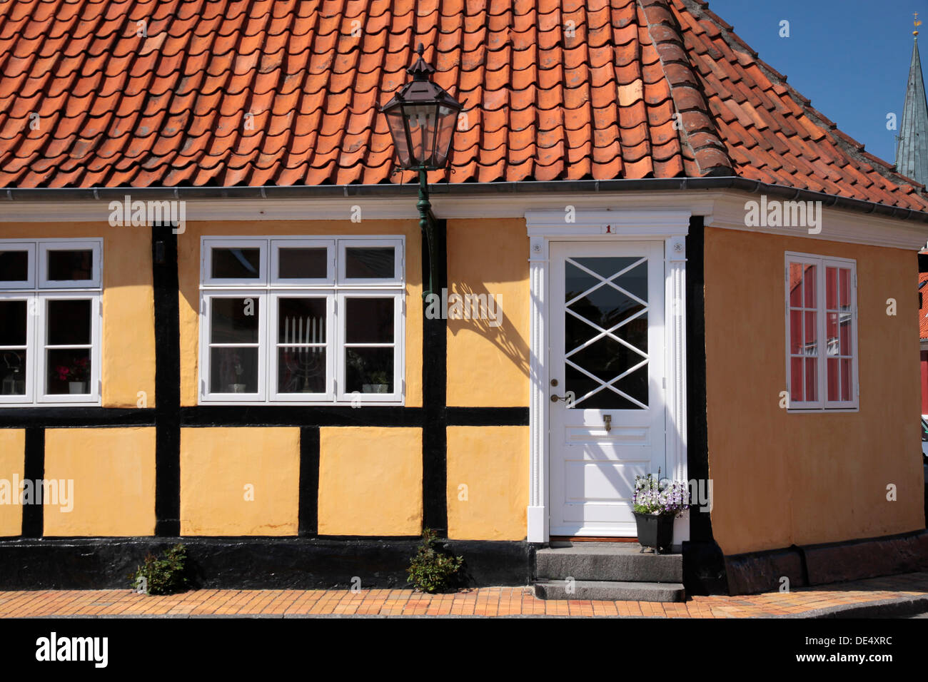 Gelbes Fachwerkhaus in Rönne auf Bornholm, Dänemark Stockfoto