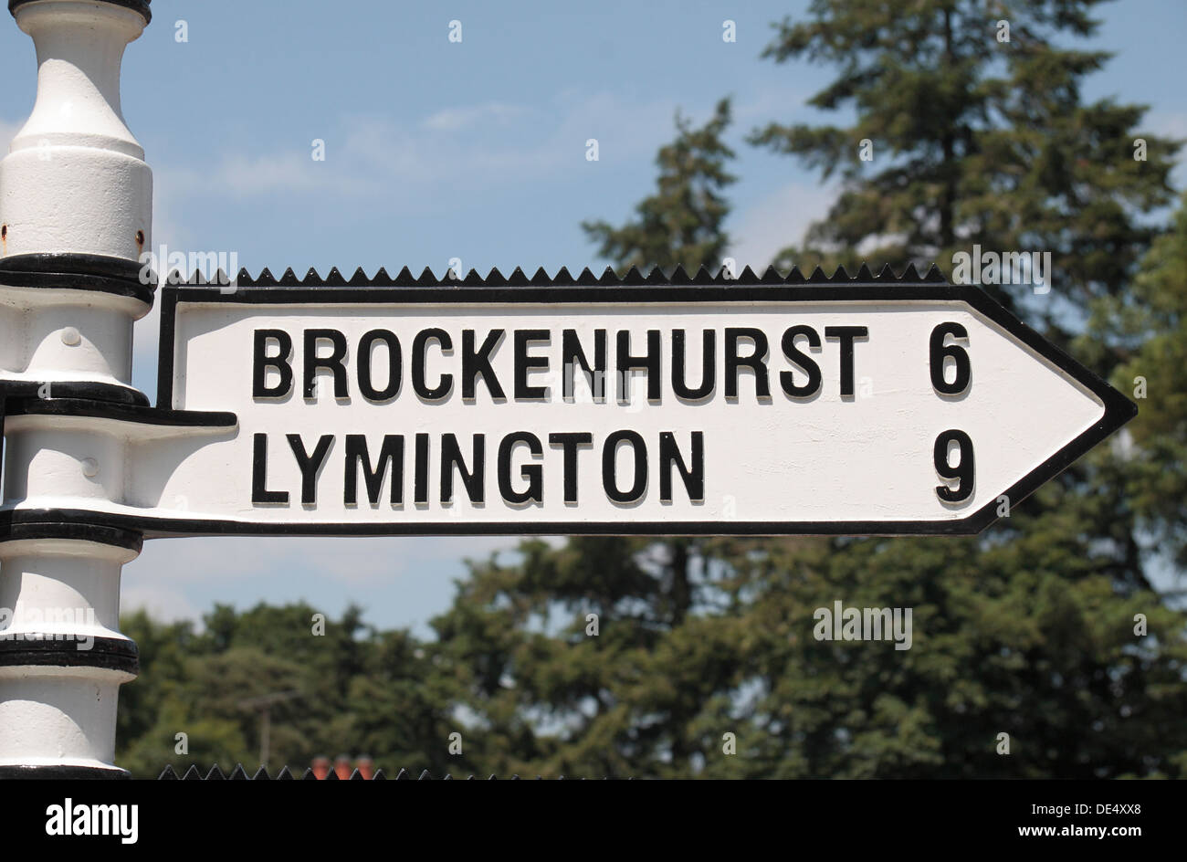 Straßenschild zeigen Abstand zu Brockenhurst und Lymington aus dem Dorf Burley, New Forest, Hampshire, UK. Stockfoto