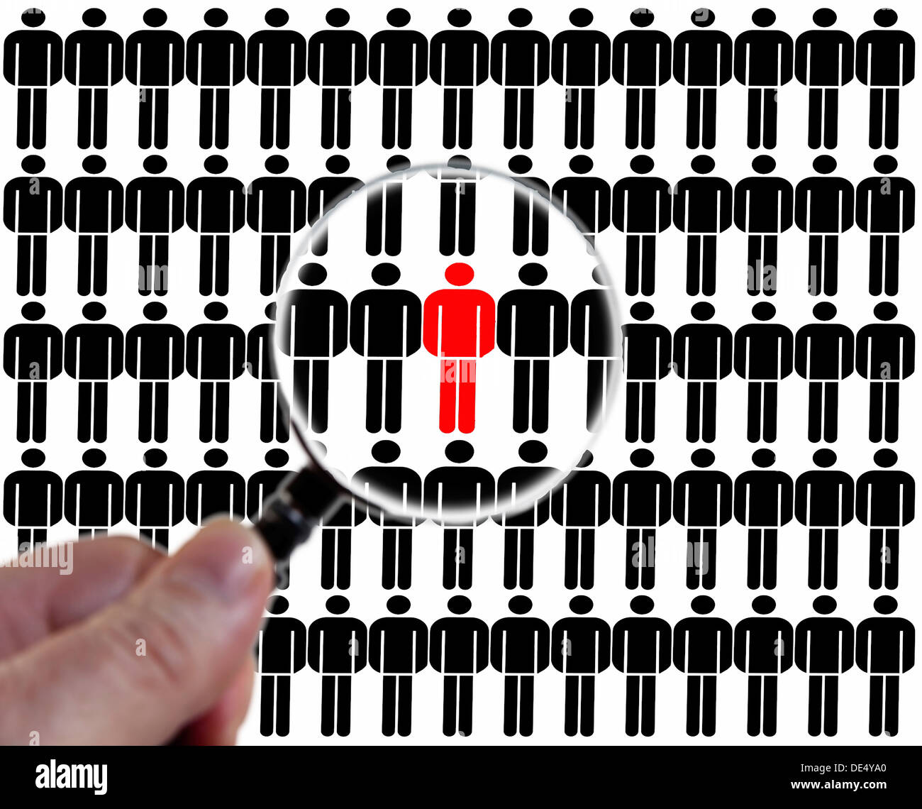 Mann mit einer Lupe, symbolisches Bild für die Überwachung in der Gesellschaft sorgfältig geprüft wird Stockfoto