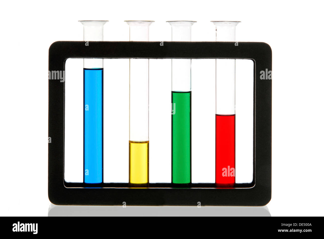 Verschiedene farbige Flüssigkeiten in Reagenzgläsern in einem Ständer Stockfoto