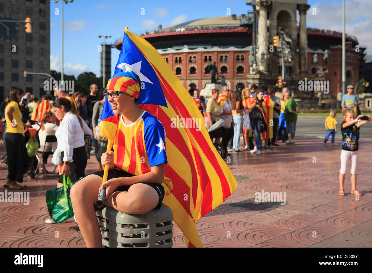 Barcelona, Katalonien, Spanien. Mittwoch, den 11. September: Junge katalanische Unabhängigkeit Flagge in der katalanischen Weg erstreckt sich über das Land als eine Menschenkette winken. Stockfoto