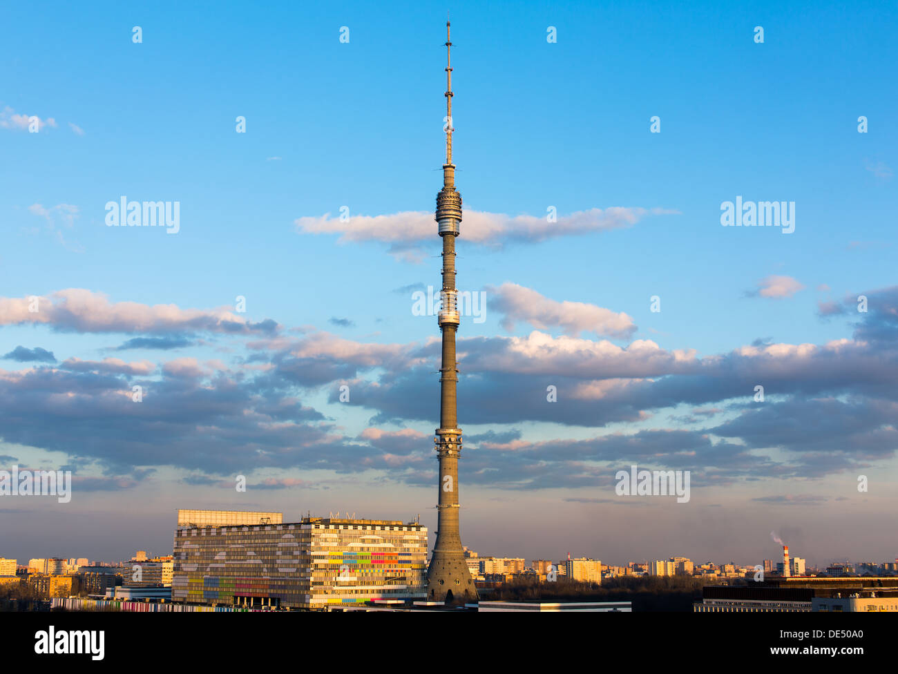 Moskau Ostankino Tele-Turm am Abend Stockfoto