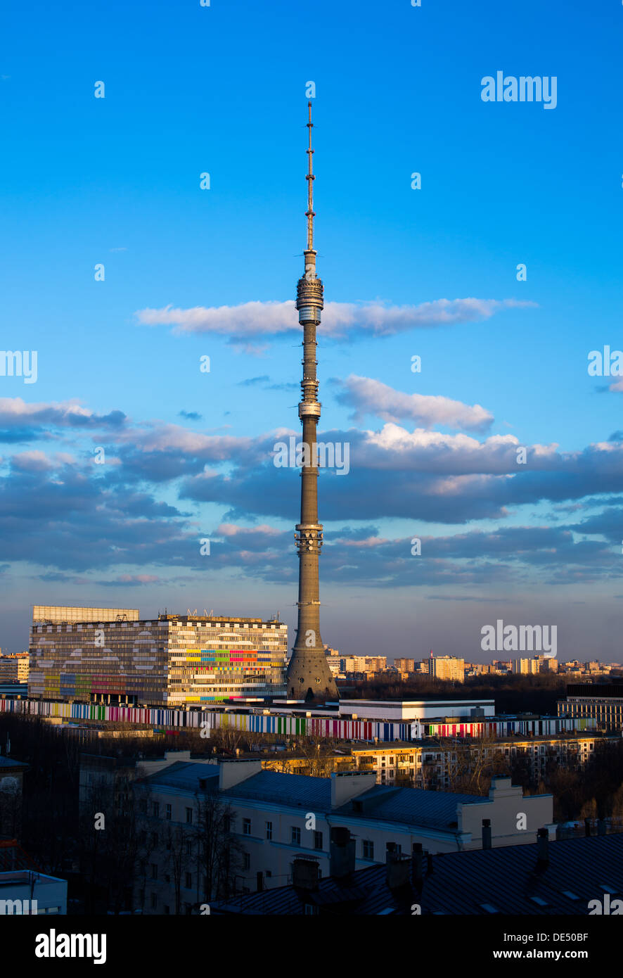 Moskau Ostankino Tele-Turm am Abend Stockfoto