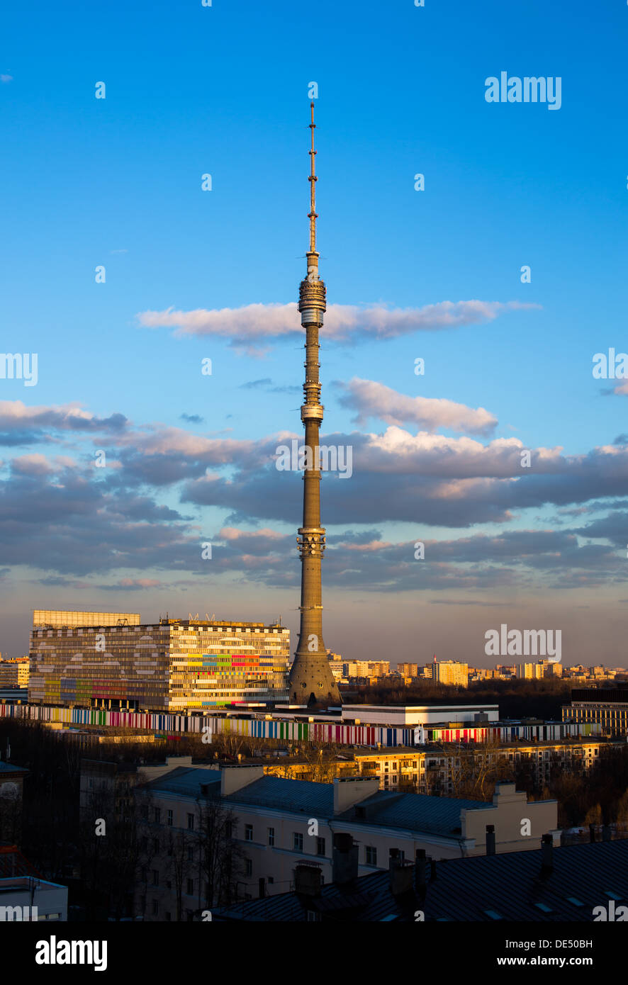 Moskau Ostankino Tele-Turm am Abend Stockfoto