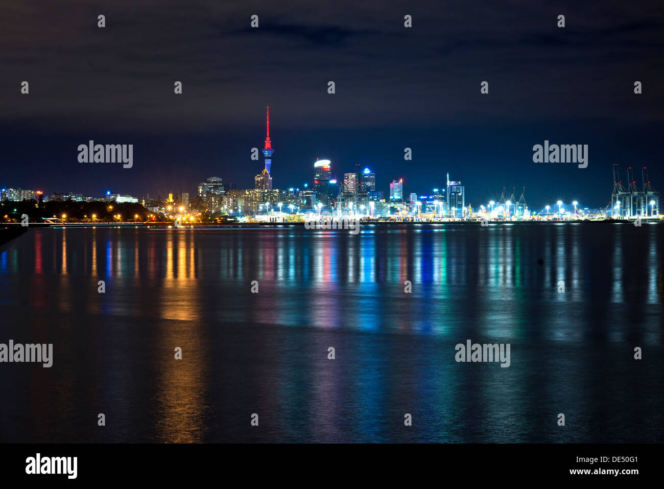 Auckland Central Business District oder Auckland CBD von Okahu Bay, bei Nacht, Okahu Bay, Auckland, Auckland Region, Neuseeland Stockfoto