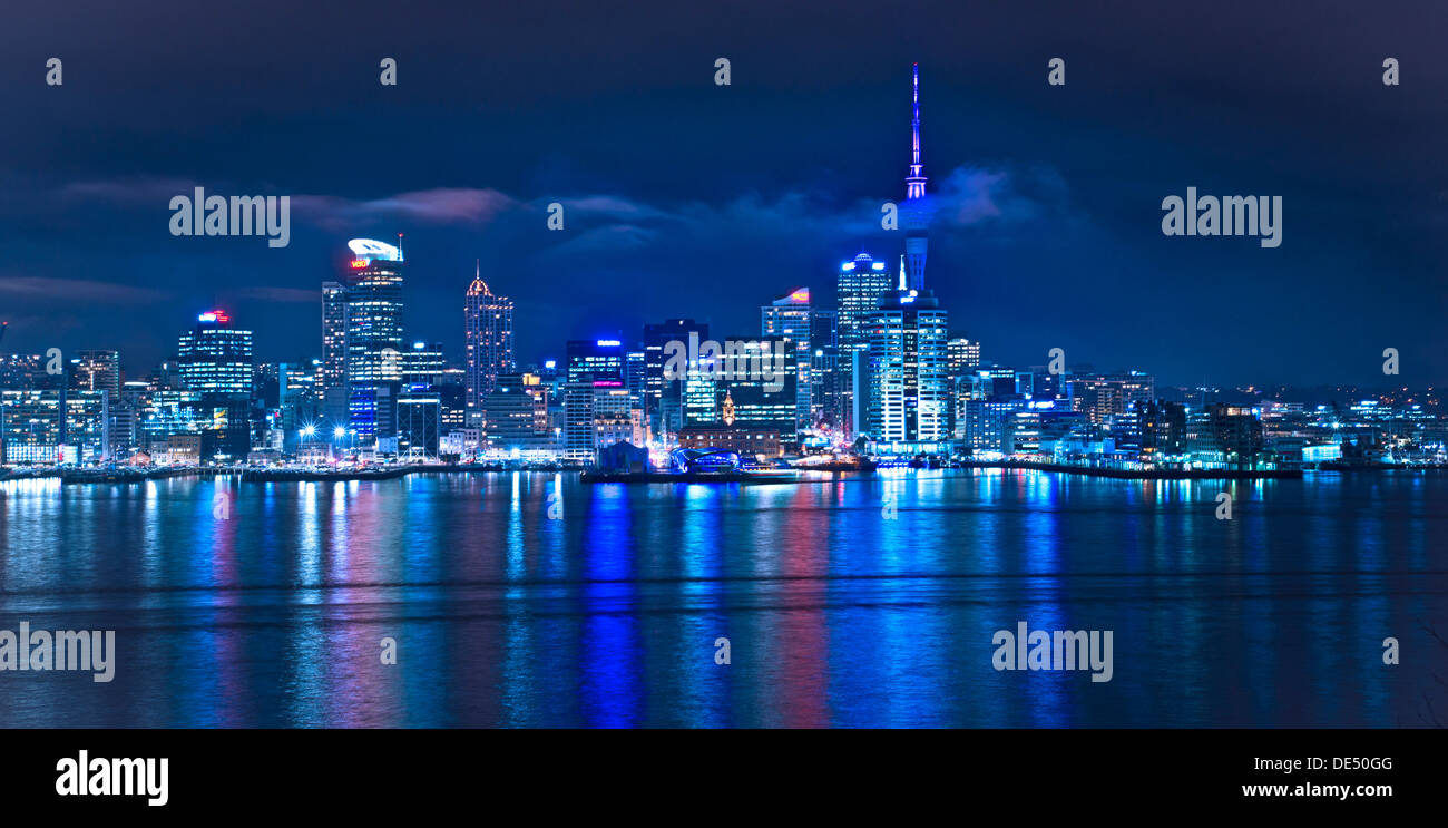 Auckland Central Business District oder Auckland CBD von Stanley Bay bei Nacht, Stanley Bay, Auckland, Auckland Region Stockfoto