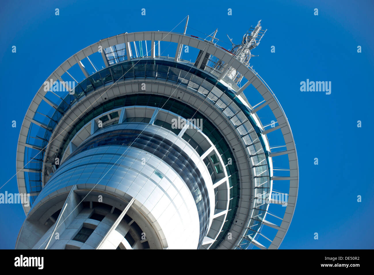 Auckland Sky Tower vor blauem Himmel, Central Business District, Auckland, New Zealand Auckland Region Stockfoto