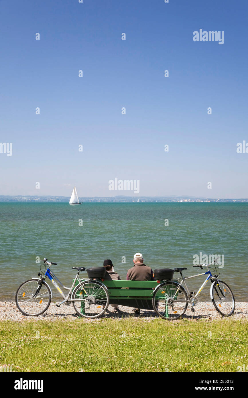 Radfahrer am Ufer des Bodensees in der Nähe von Langenargen, Bodensee, Baden-Württemberg Stockfoto