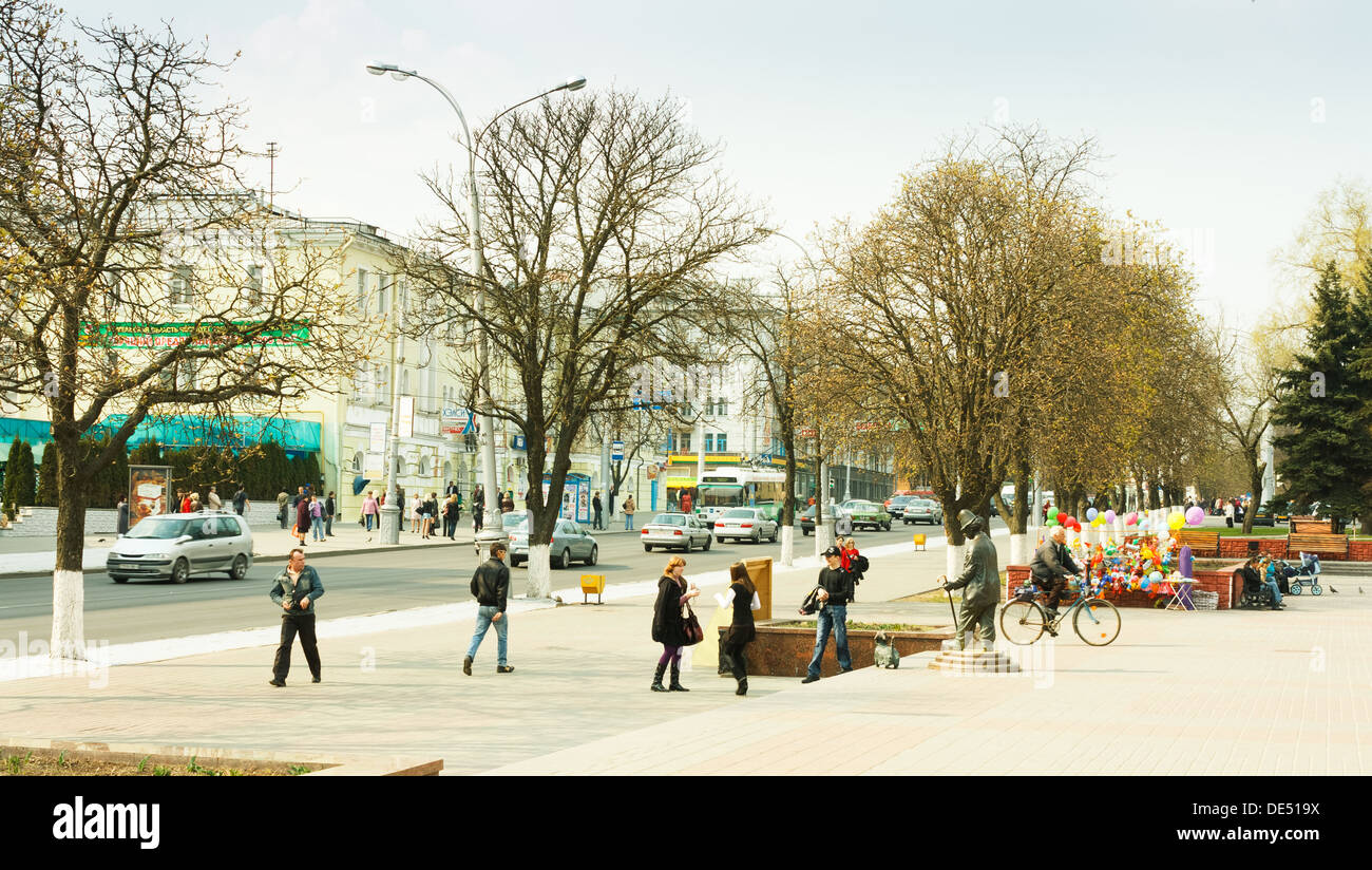 GOMEL - 15 APRIL: Menschen in Belarus auf der Sowjetskaja-Straße am 15. April 2010 in Gomel, Weißrussland. Stockfoto