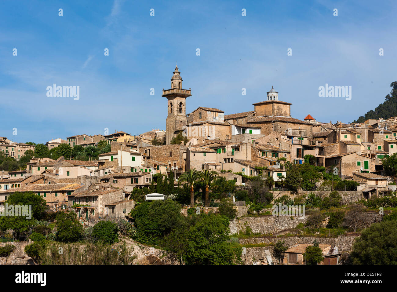 Blick auf die alte Stadt von Valldemossa mit der Pfarrei Kirche Sant Bartomeu, Serra de Tramuntana, Northwestern Küste Mallorca Stockfoto