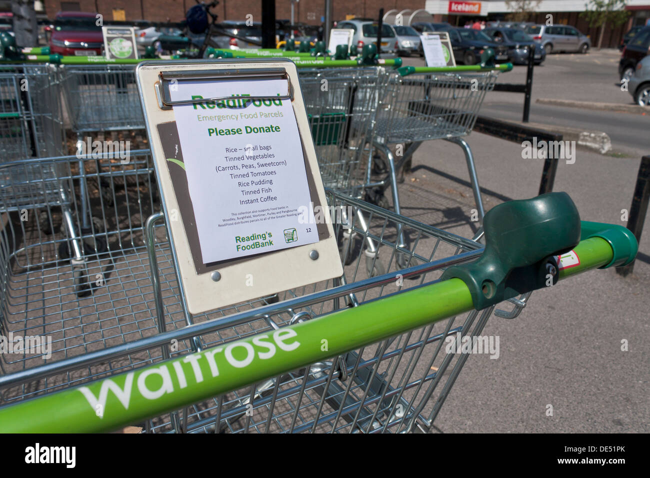 Appell Notizen hinterlassen Waitrose Einkaufswagen fordern Tafel Spenden Stockfoto