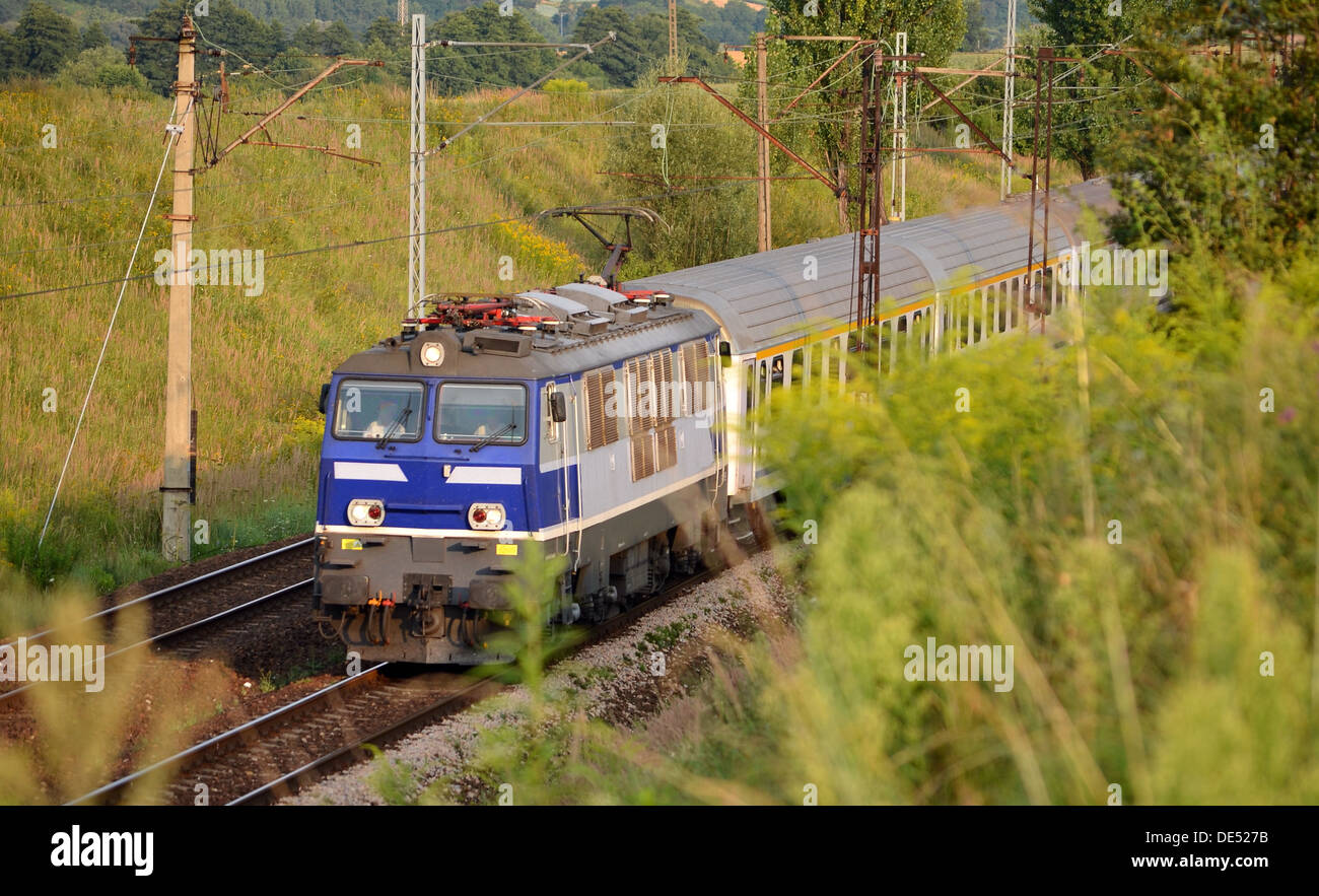 Frühling-Zug in Wiesen Stockfoto