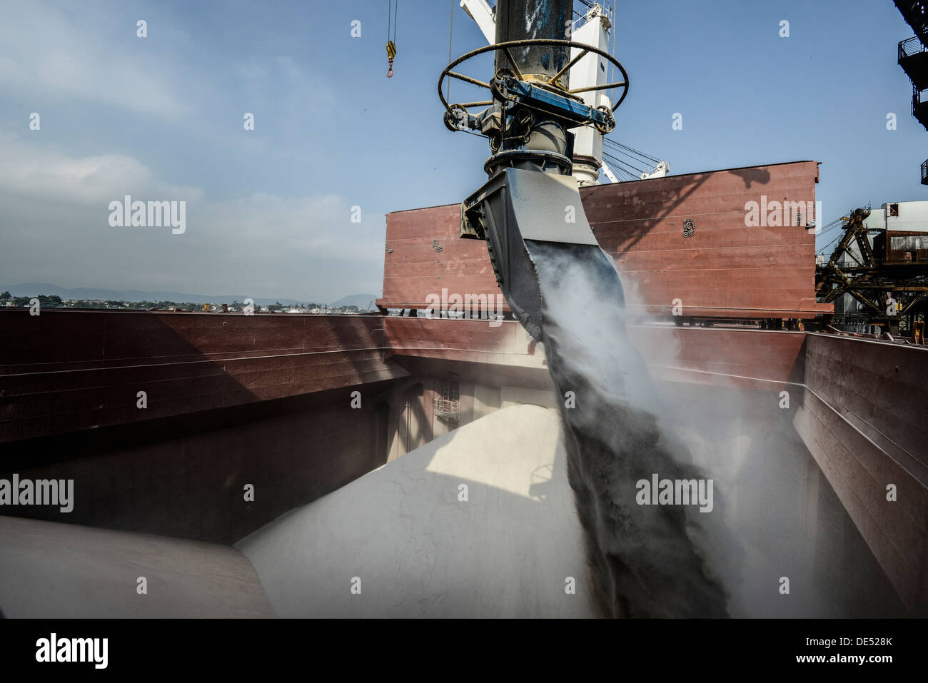 Zucker wird in einem Schiff für den Export nach China, Santos Port, Santos, Brasilien auf Freitag, 5. Juli 2013 geladen Stockfoto