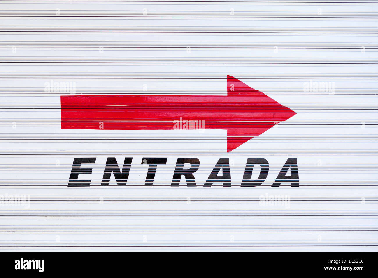 Roter Pfeil und Schriftzug "Entrada", Englisch für "Eingang", auf ein Wellblech Verschlusszeit, Teneriffa, Santa Cruz De Tenerife Stockfoto