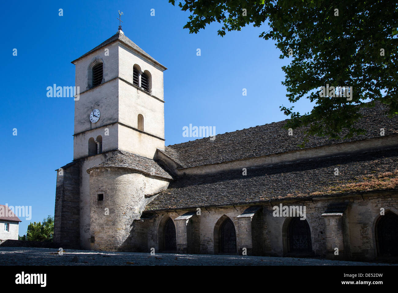 Die Pfarrkirche in Chateau-Chalon, Juraregion Frankreichs. Stockfoto