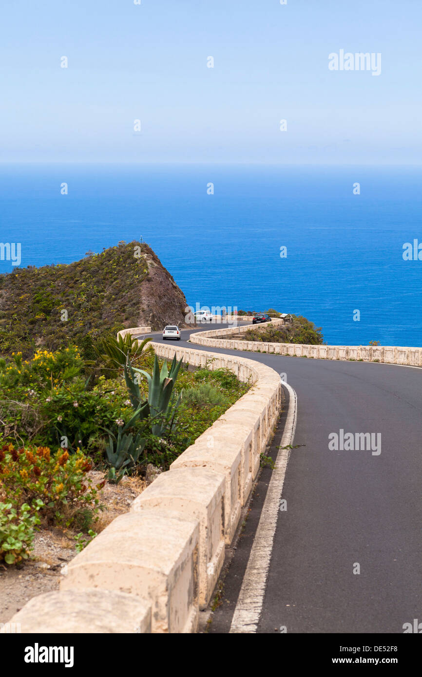 Kurvenreiche Bergstrasse in das Anaga-Gebirge in der Nähe der Ortschaft Taganana, Azano, Almáciga, Teneriffa, Kanarische Inseln, Spanien Stockfoto