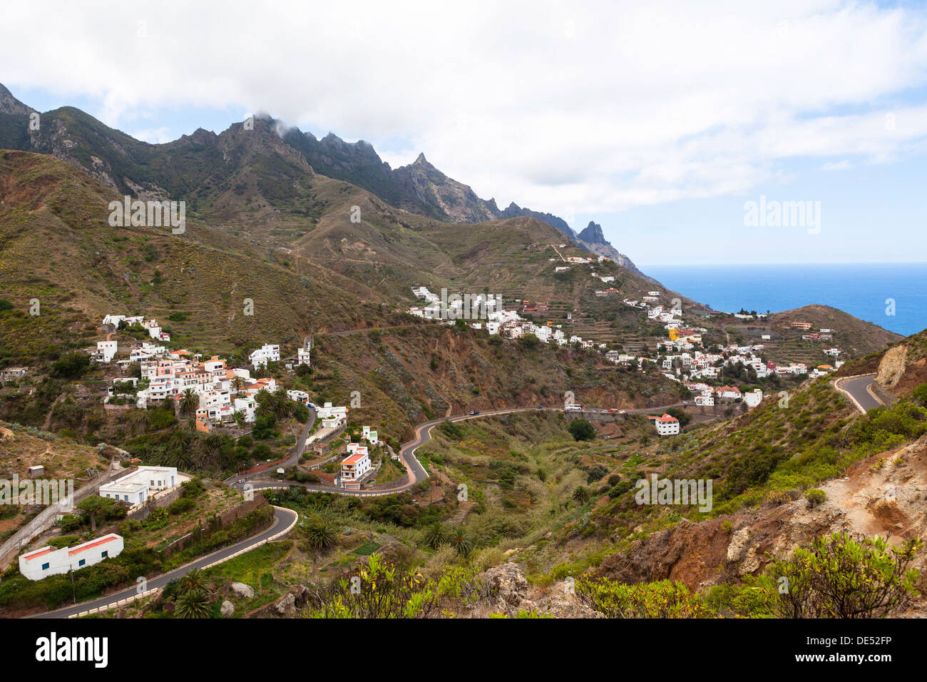 Anaga-Gebirge mit der Ortschaft Taganana hinten, Azano, Taganana, Teneriffa, Kanarische Inseln, Spanien Stockfoto