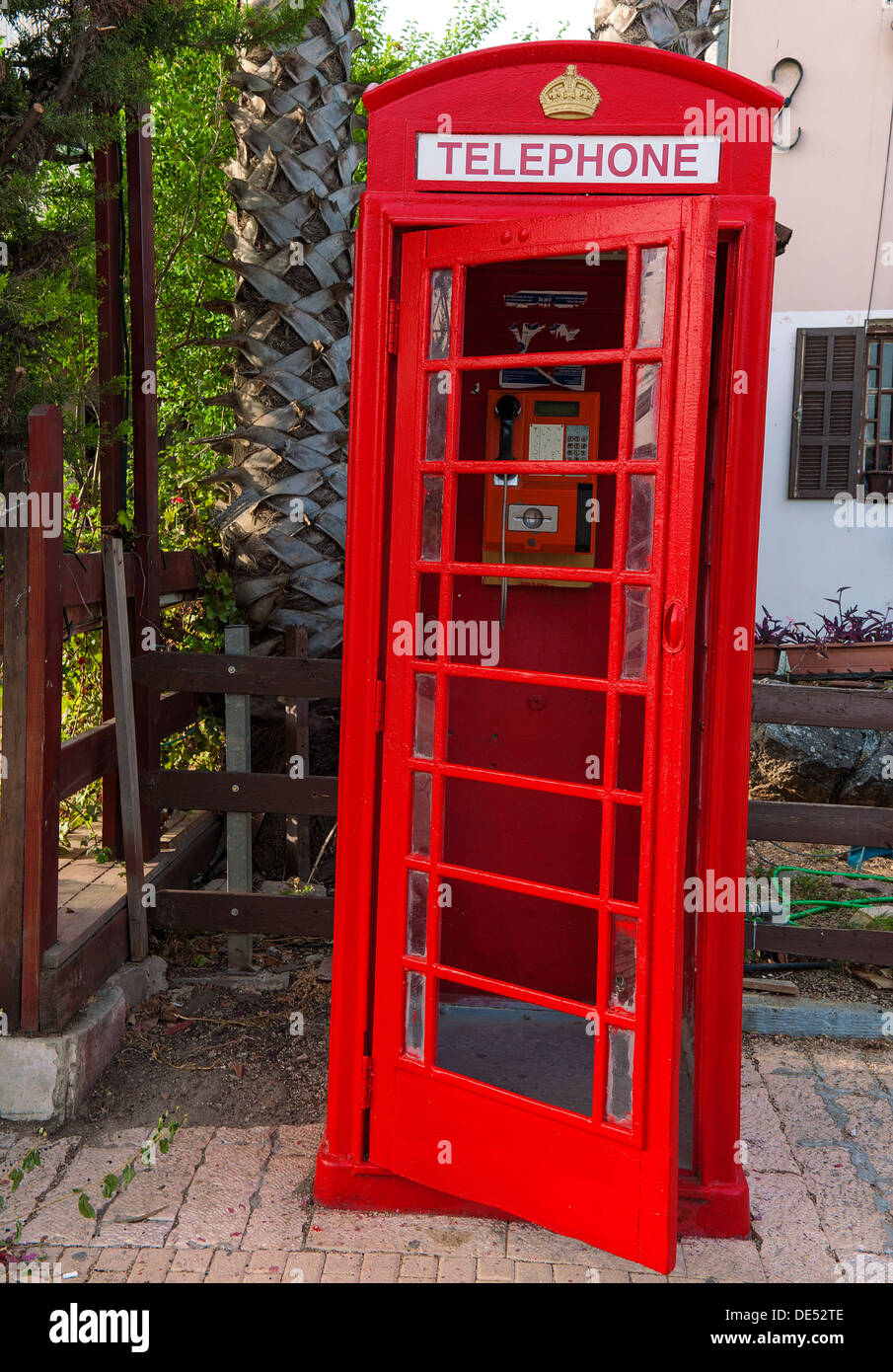 Eine ursprüngliche britische Telefonzelle mit Ursprung aus der Zeit des britischen Mandats in Israel. Mazkeret Batya Israel Stockfoto
