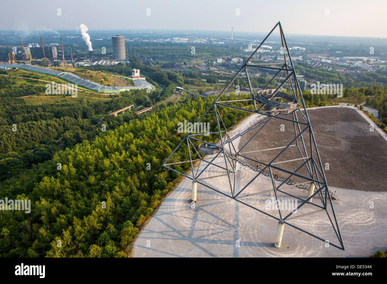 Tetraeder, eine Aussichtsplattform, Aussichtsturm, in der Form eines Tetraeders. auf einer Halde in Bottrop, Deutschland. Stockfoto