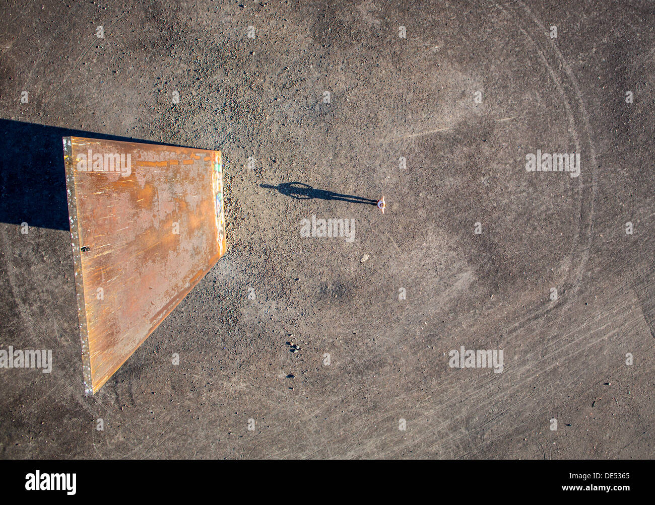 Skulptur "Bramme" auf einem künstlichen Hügel, einen Vorrat. Stahlblech 20 Meter hoch. Essen, Deutschland. Stockfoto