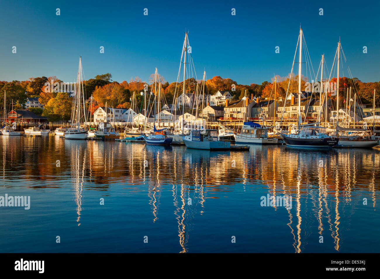 Herbstmorgen im Hafen von Camden, Camden, Maine, USA Stockfoto