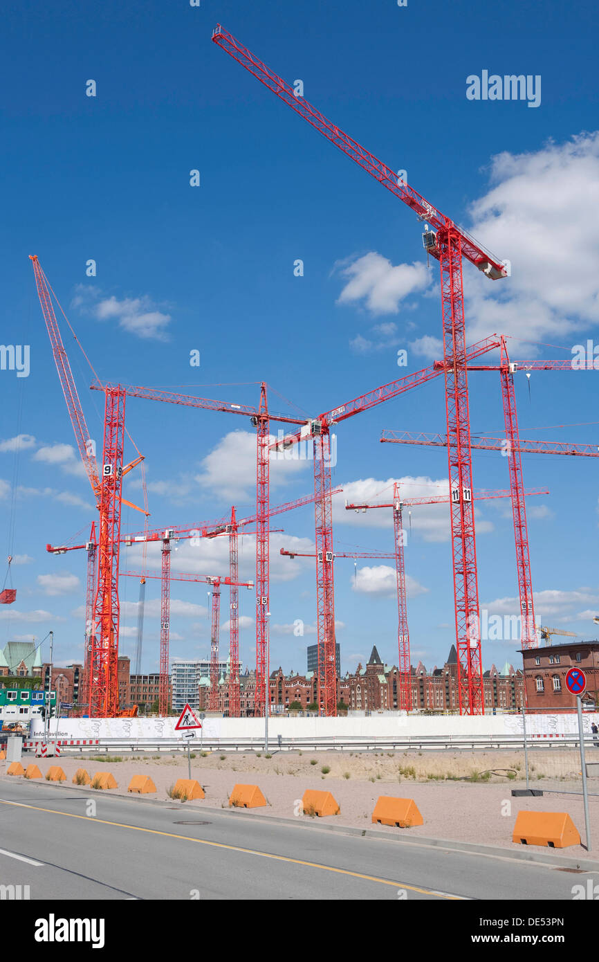 Krane in das Neubaugebiet der HafenCity, Hamburg Stockfoto