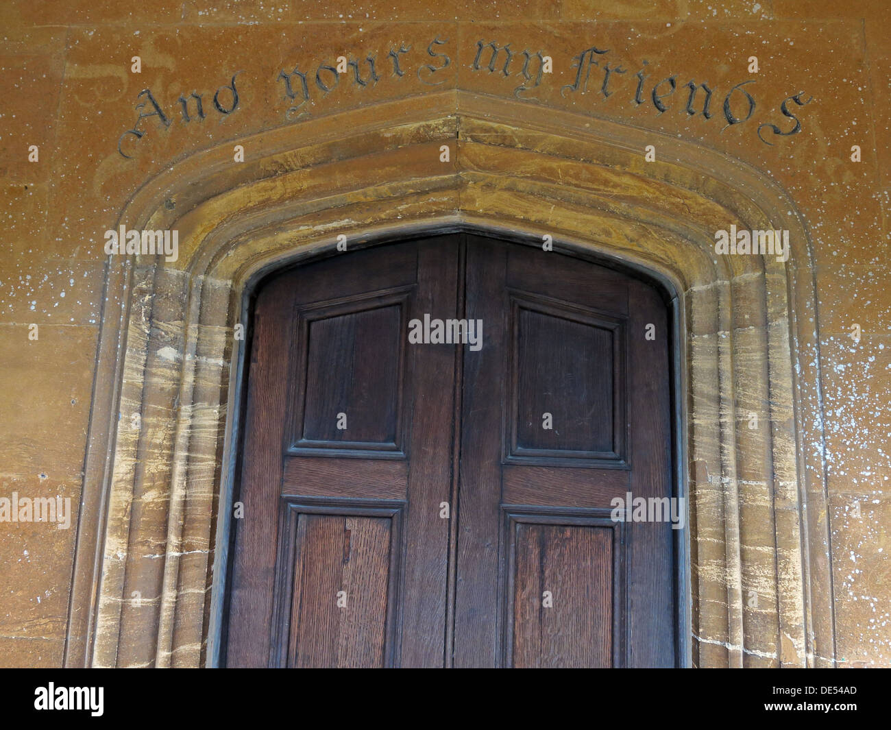 "And Yours My Friends", Inschrift in Montecute Village, Somerset, England, Großbritannien Stockfoto