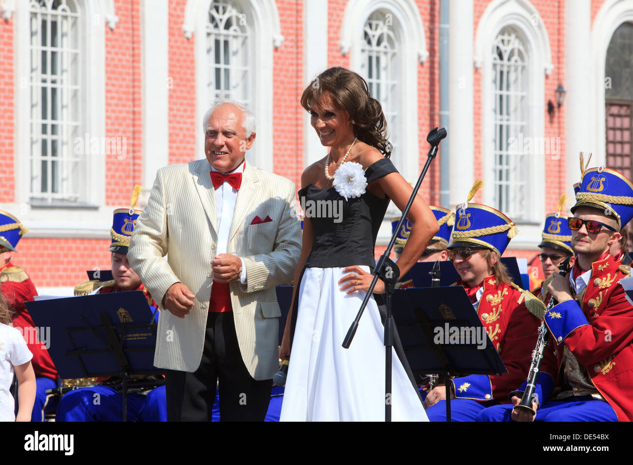 Berühmte lokale weibliche Sänger und Dirigent während der Feierlichkeiten im Kreml in Kolomna, Russland Stockfoto