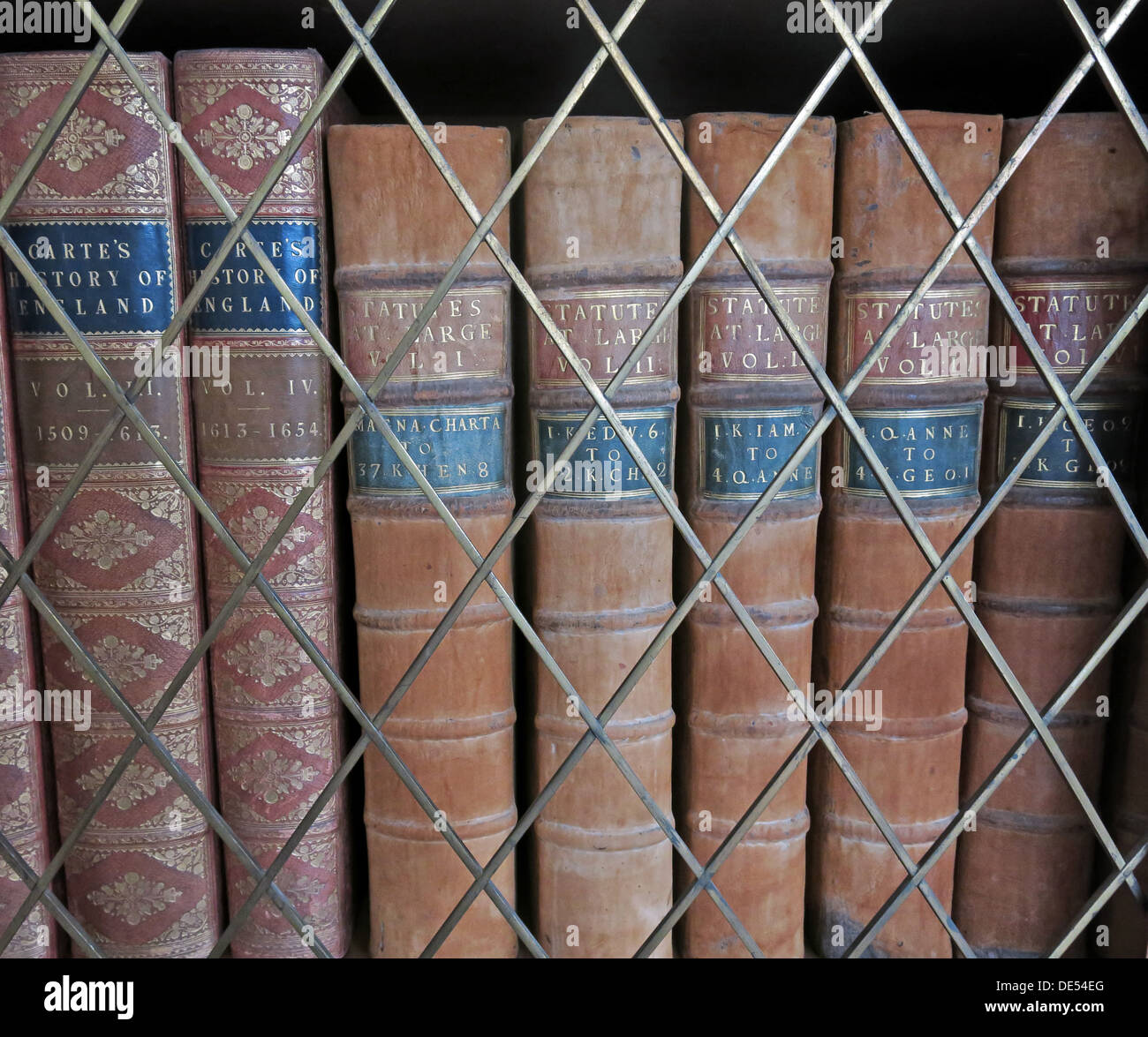 Alte antike Bücher in einer Bibliothek weggesperrt Stockfoto