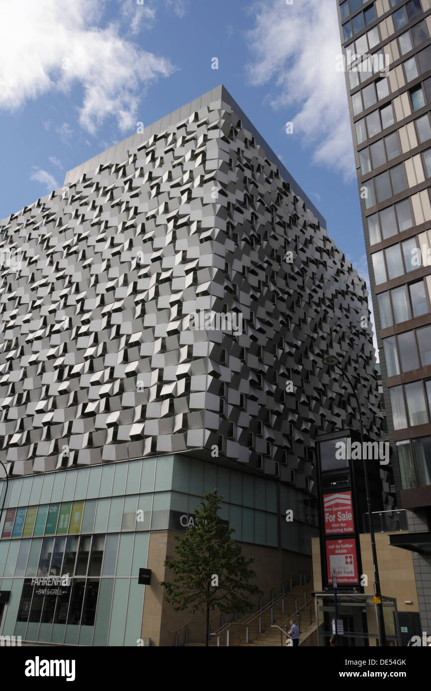 Der City Lofts Tower und der Charles Street 'Cheese Reibe' Parkplatz im Stadtzentrum von Sheffield. Metallgebäude Stockfoto