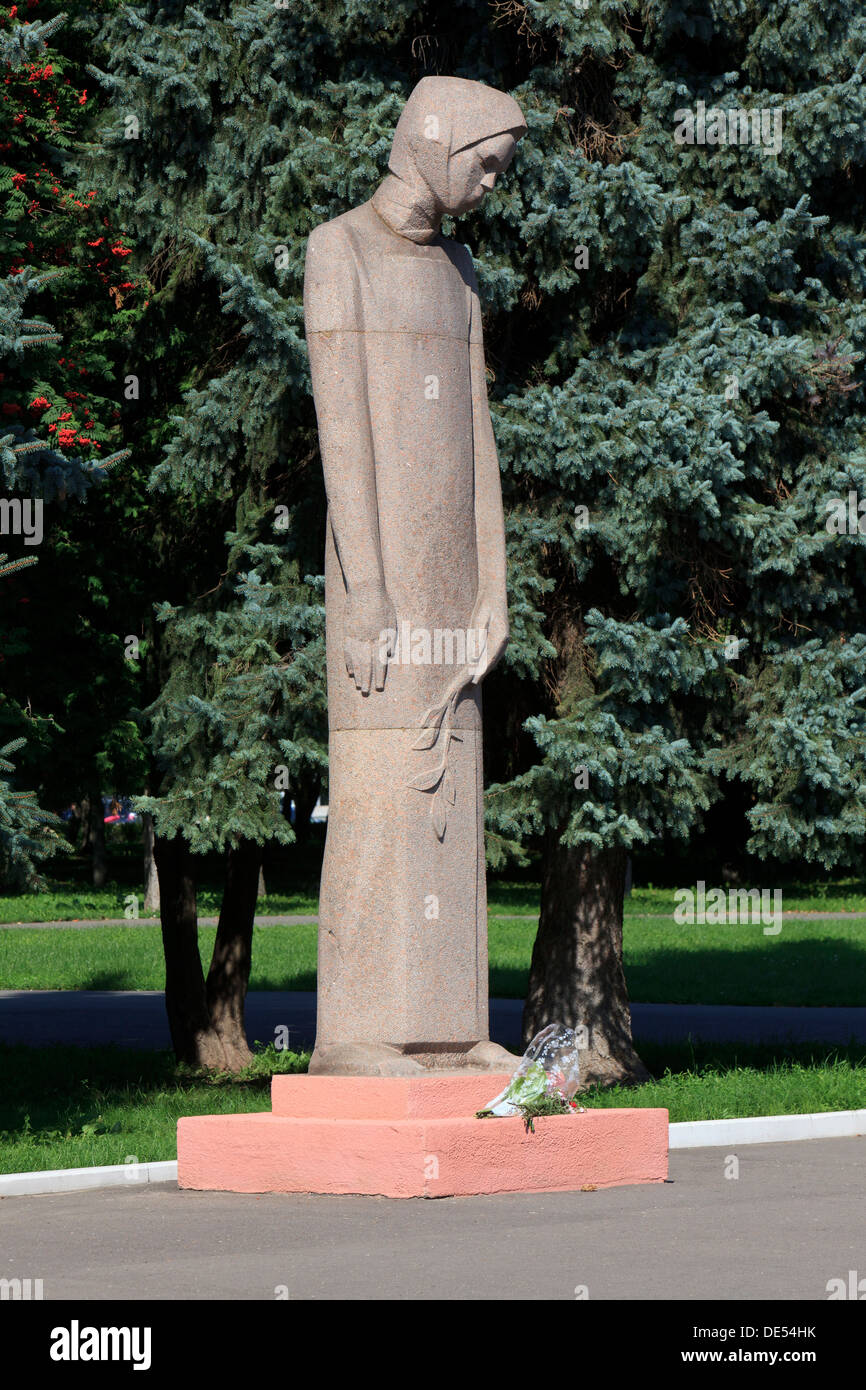 Weinende Mutter am Memorial Park in Kolomna, Russland Stockfoto